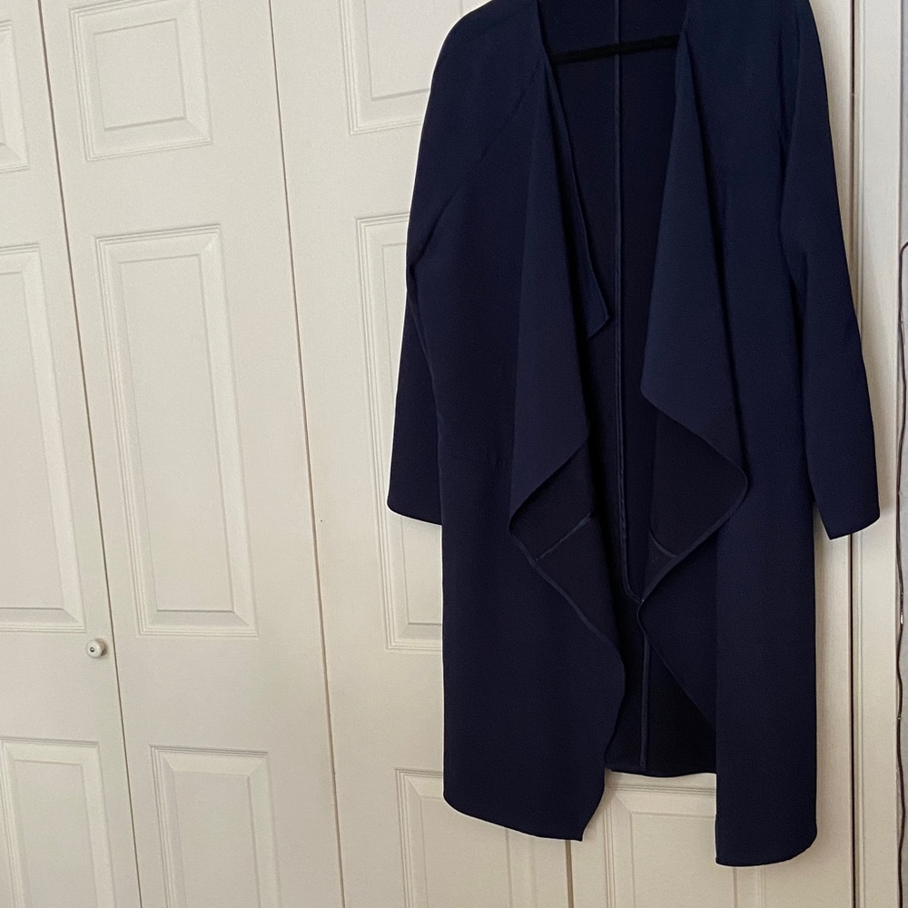 A Halston Cape style Dolman sleeved 3/4 jacket. Size L.